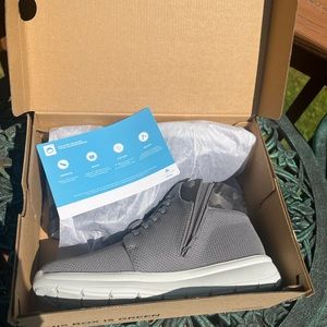 Clarks Cloudsteppers Washable Knit Boots.  Ezera Tie. Grey Camo.  Size 10M.